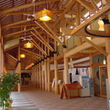 地元産の桧丸太・杉材の使用と大型ガラススクリーンを使用し木の香りのする明るく開放的な館内