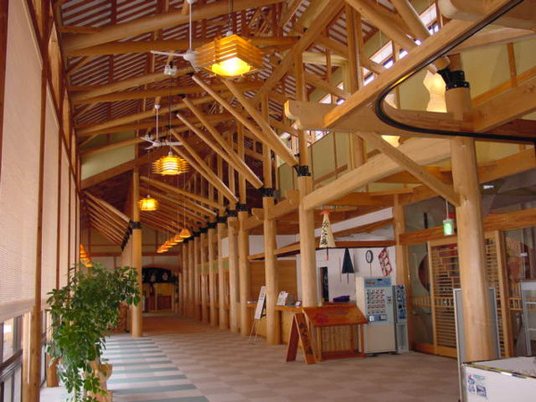 地元産の桧丸太・杉材の使用と大型ガラススクリーンを使用し木の香りのする明るく開放的な館内