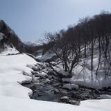孫六温泉までは川沿いの雪道を歩きます。